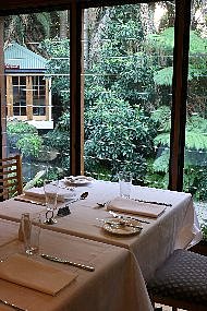 Regals' Rendezvous - table garden