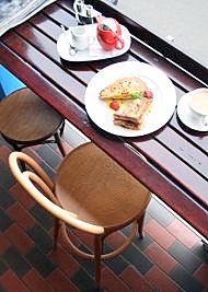 Top Deck - stool breakfast